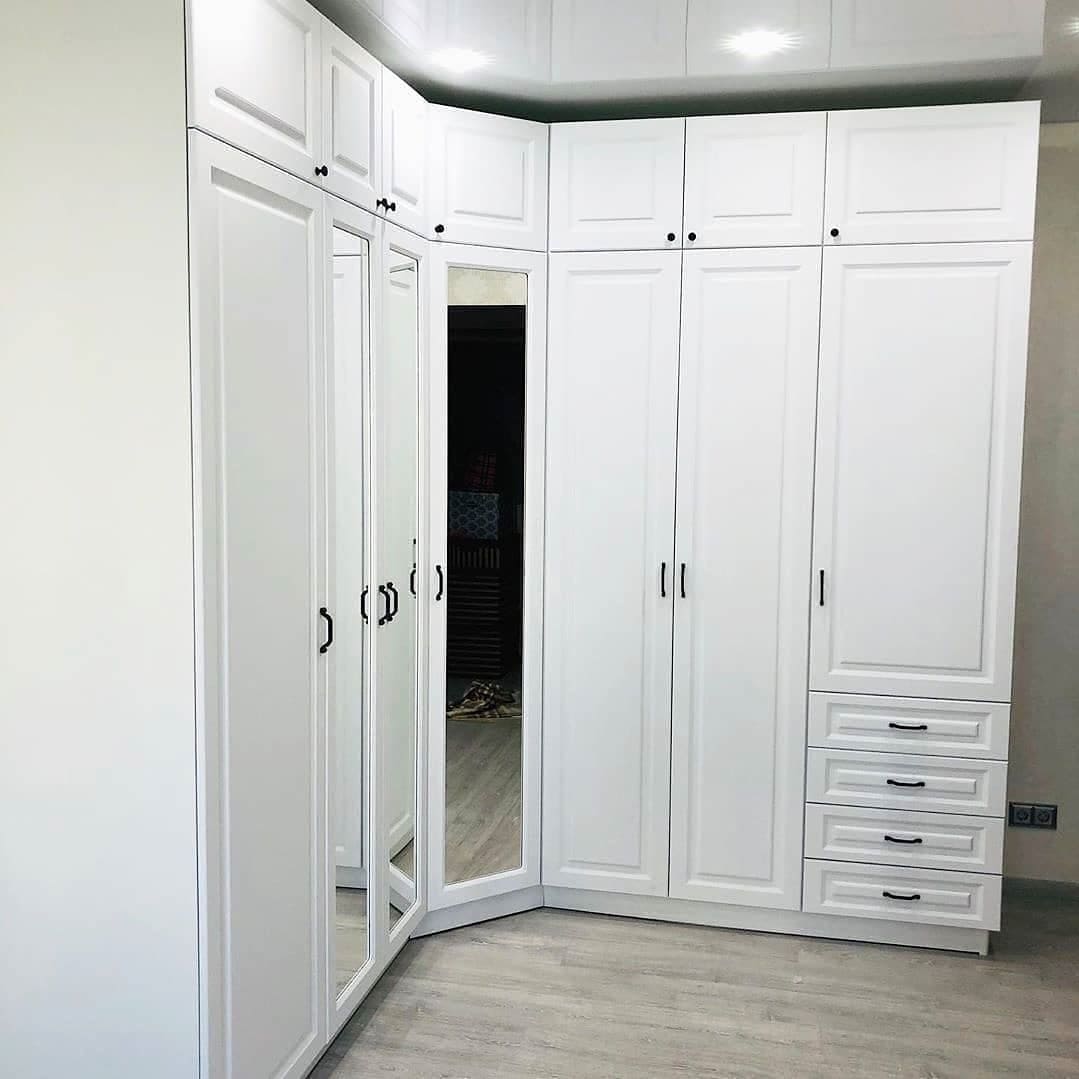 Угловой белый распашной шкаф 3