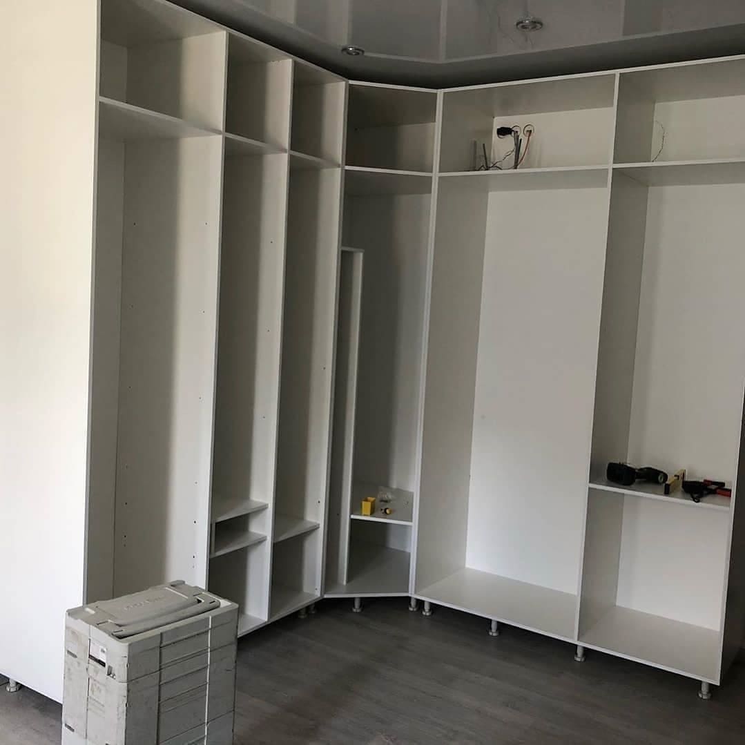 Угловой белый распашной шкаф 4