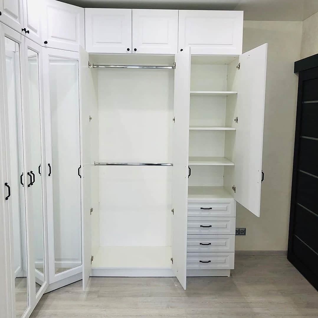Угловой белый распашной шкаф 5