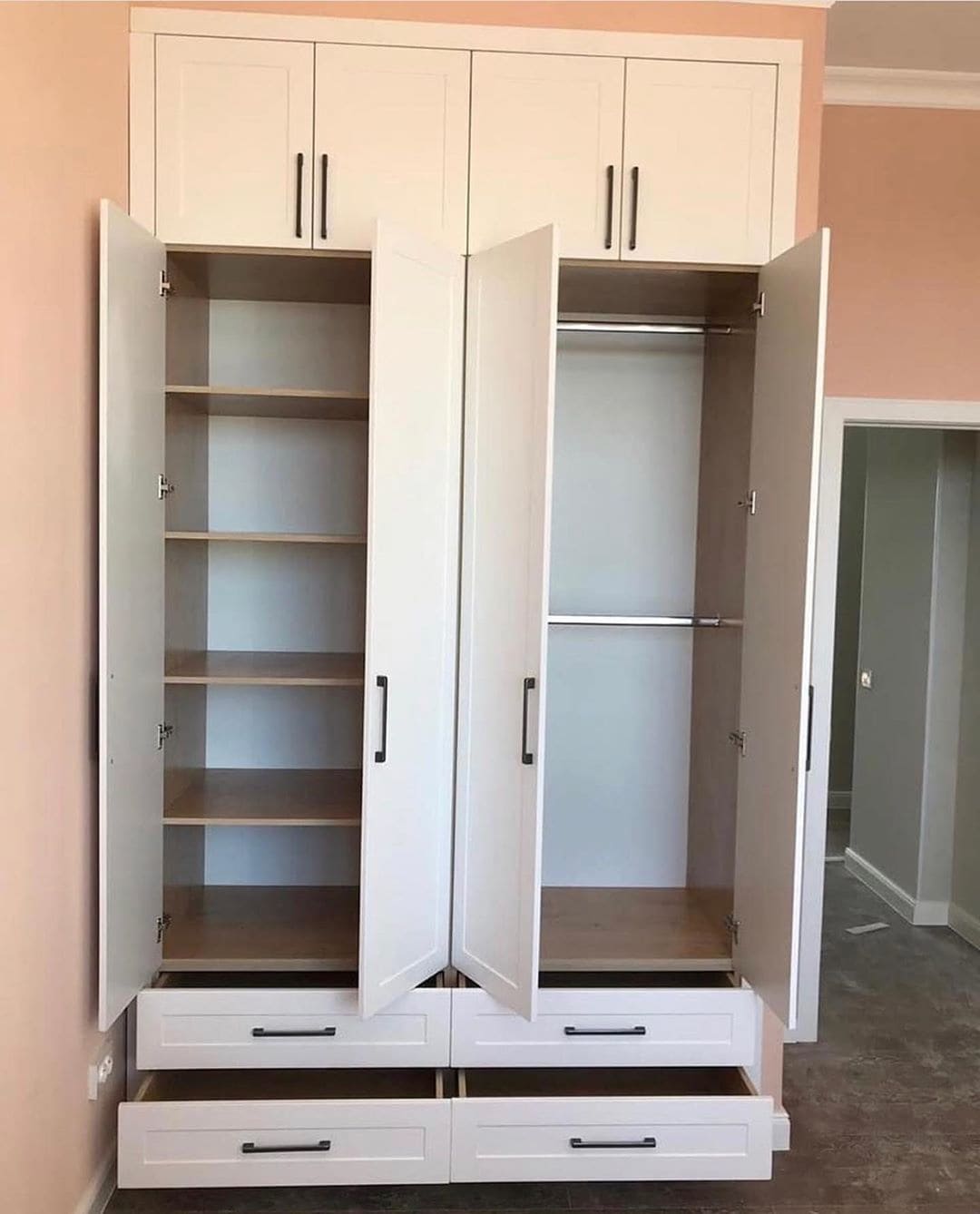 Встроенный распашной шкаф 2