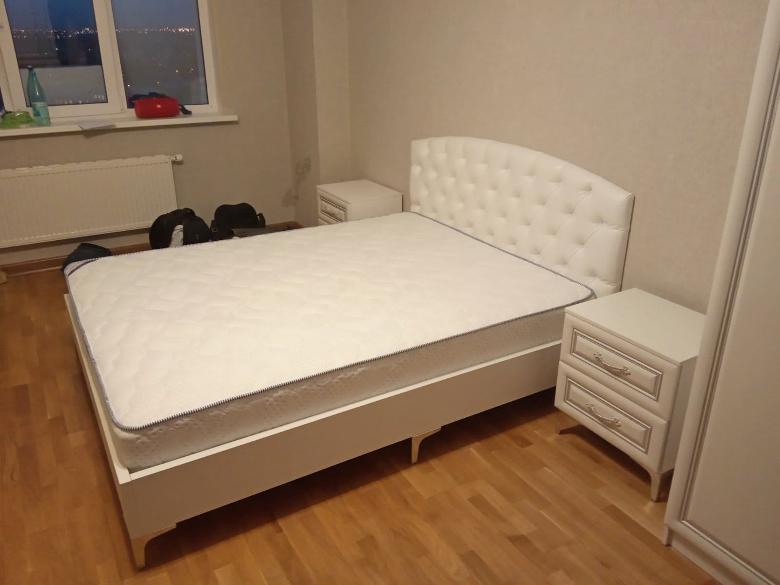 Белый двухспальный кровать