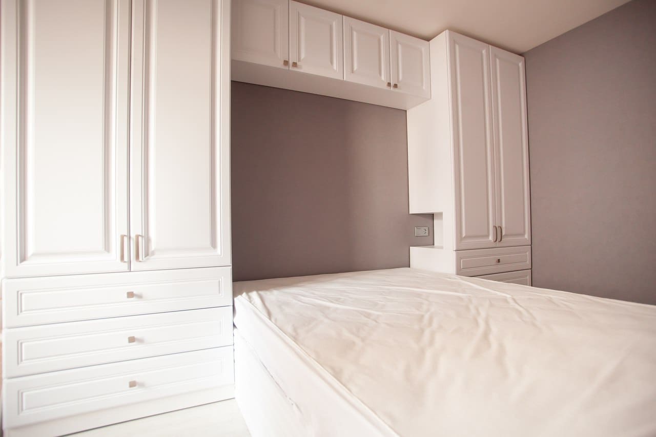 Шкаф-кровать в белом цвете