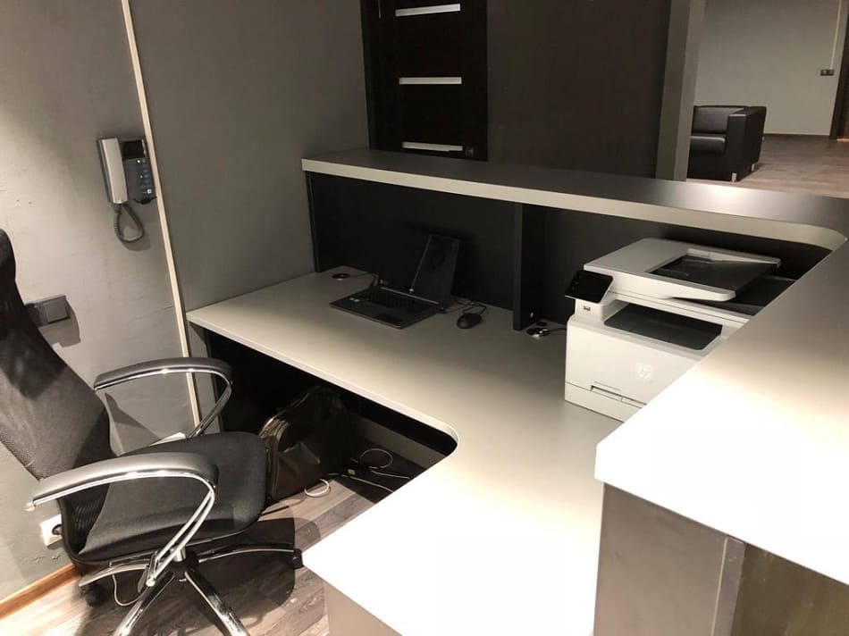 Черная стойка ресепшн с подсветкой 3 Черная стойка ресепшн с подсветкой 3