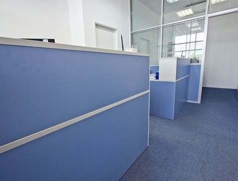 Офисные столы с высокими перегородками