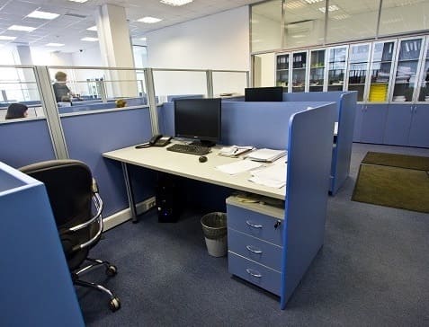 Офисные столы с высокими перегородками 2 Офисные столы с высокими перегородками 2