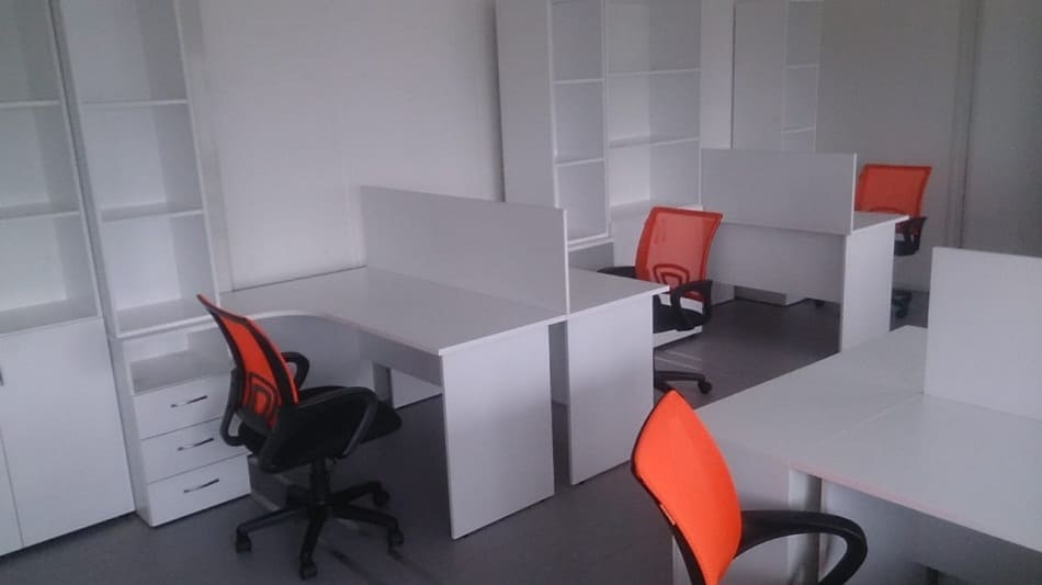 Угловые столы белого цвета с перегородками 2 Угловые столы белого цвета с перегородками 2