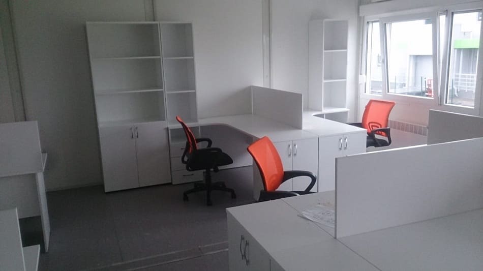 Угловые столы белого цвета с перегородками 3 Угловые столы белого цвета с перегородками 3