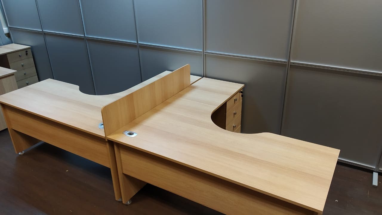 Угловые столы с тумбочками 4 Угловые столы с тумбочками 4