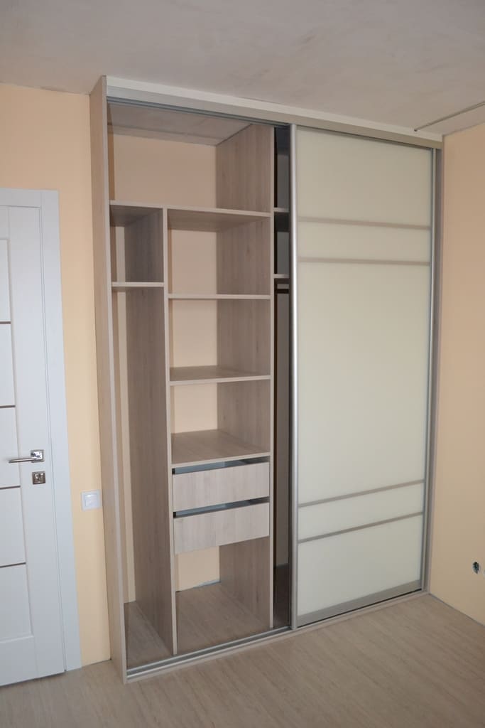 Шкаф-купе крашеное стекло 2 Шкаф-купе крашеное стекло 2