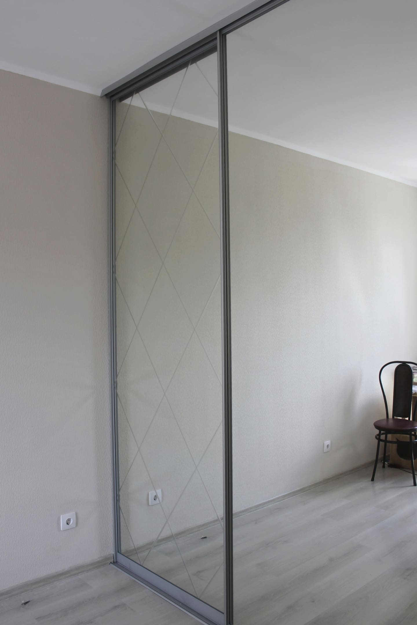 Встроенный шкаф-купе с гравировкой 2 Встроенный шкаф-купе с гравировкой 2